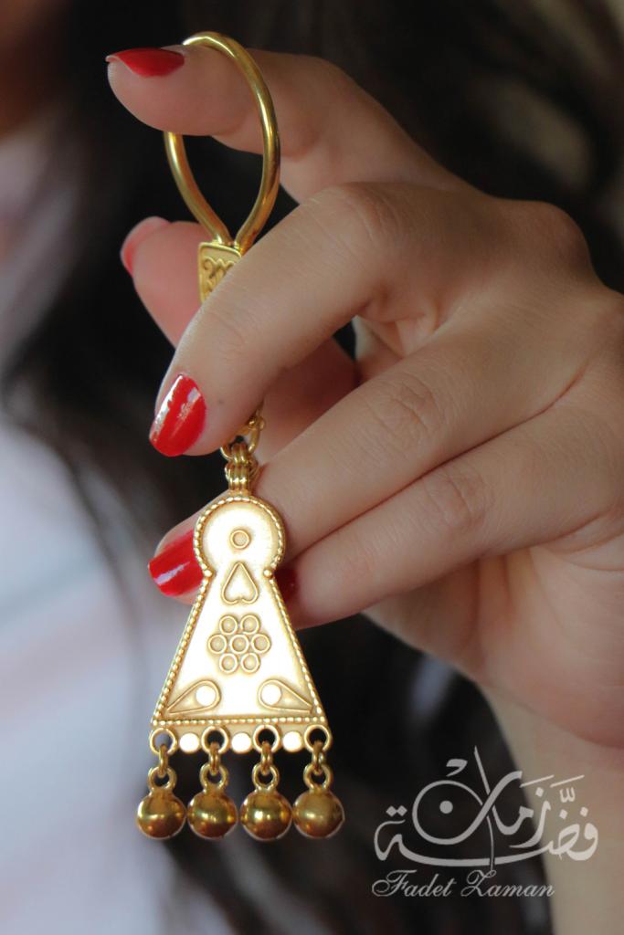 ميدالية مفاتيح بدوي ( فضة ٩٢٥ مطلي ذهب) – قطعة من قطعتي الفضة (صفافات) تتدلّى من الطاقية (الشطوة)، التي كانت تلبسها النساء الفلسطينيات، مع الثوب الفلسطيني